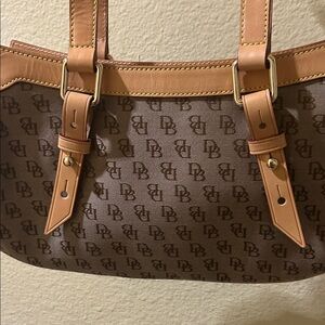 ⭐️⭐️Dooney & Bourke Brown Monogram Shoulder Bag with Tan Leather Trim⭐️⭐️NWoT